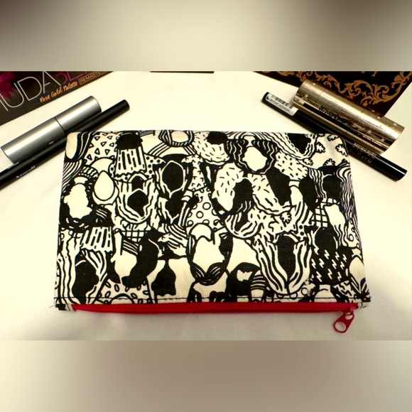 ❤️MAKEUP BAG❤️BLACK & WHITE DECORATION❤️ - Picture 2 of 4